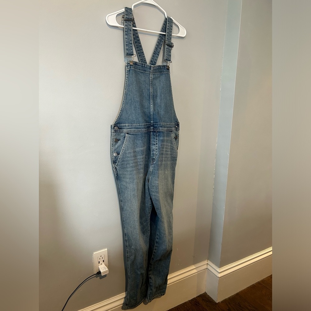 Women’s overalls from the Gap. Size M. Great condition.